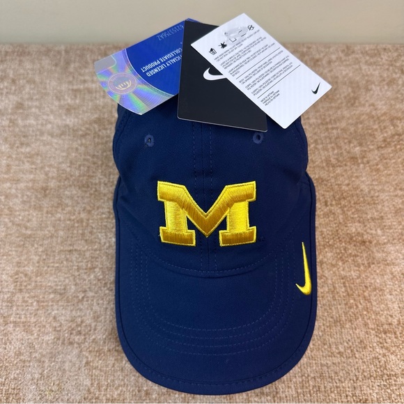Nike Other - Nike New Heritage 86 Michigan Wolverines Dri-Fit Vented Strapback Hat One Size